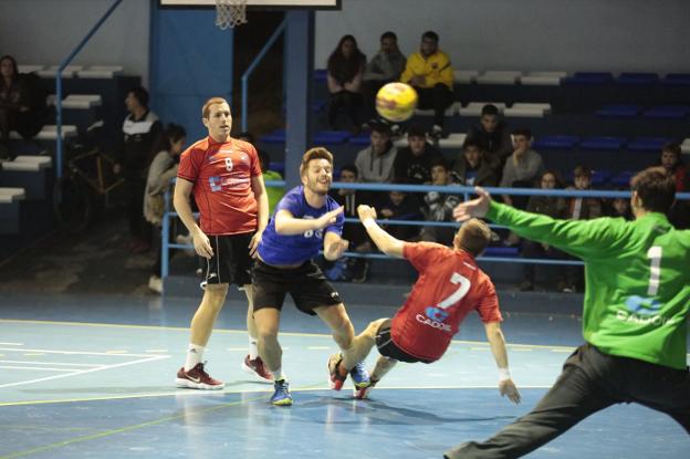 Jugada de un partido del Maracena esta temporada./Alfredo Aguilar