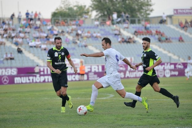Lance del partido entre el Real Jaén y El Palo el pasado sábado en La Victoria.