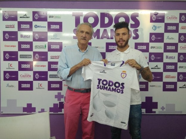Antonio David Vera fue presentado ayer como nuevo jugador blanco. :: josé a. gutiérrez