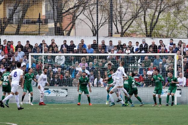 El Atlético Mancha Real se metió de lleno en la lucha por el play off tras doblegar este pasado domingo a los blancos en el municipal de La Juventud. /JUANCA MARTOS