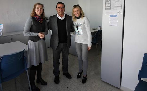 El alcalde junto a las dos funcionarias que atienden la oficina. /
