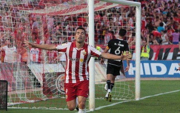 Charles fue clave en el último ascenso de la UDA en 2013 a Primera División. En la foto celebrando un gol.