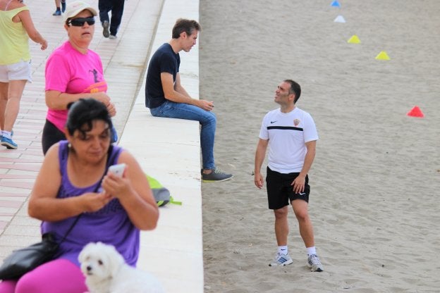 Miguel Ángel Corona (director deportivo de la UDA) estuvo ayer presenciando el entrenamiento del primer equipo en la playa.