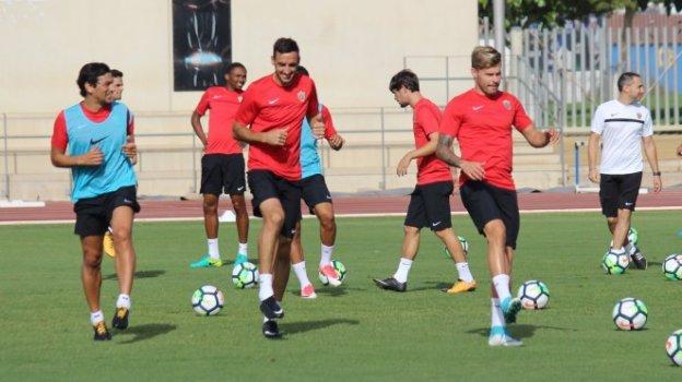 Tino Costa, Pablo Caballero y Mandi, en primer término, son tres de los fichajes llegados este verano al Almería.