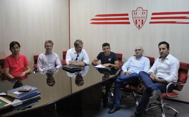 Hicham firma el nuevo contrato junto a sus representantes y miembros de la UDA.