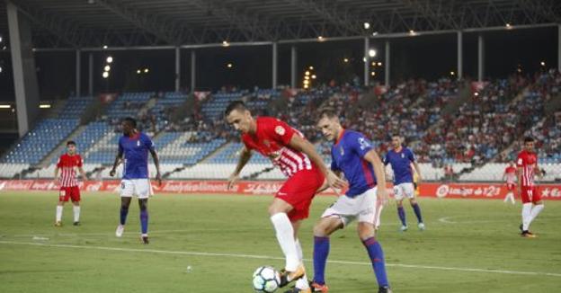 Pablo Caballero controla el balón de espaldas a la portería del Real Oviedo, acosado por Carlos Fernández.