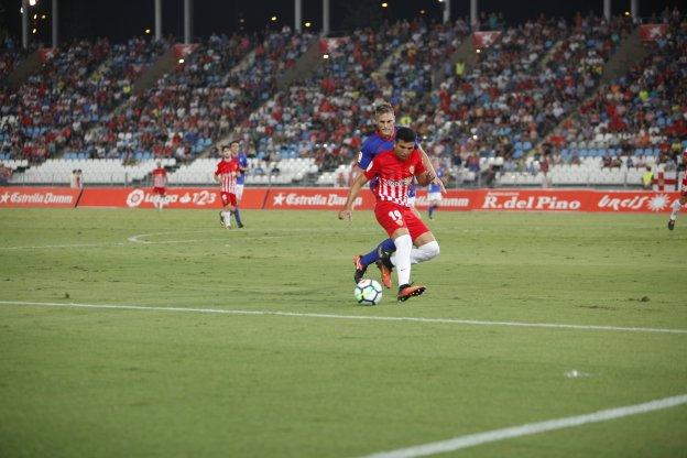 Hicham guarda el balón en presencia de Carlos Hernández.