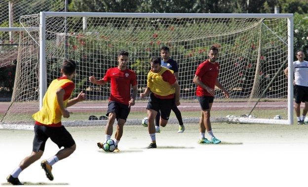 Fran Rodríguez saca el balón desde atrás, acosado por Juan Muñoz, que hoy puede ser titular en el partido de El Sadar frente a Osasuna.
