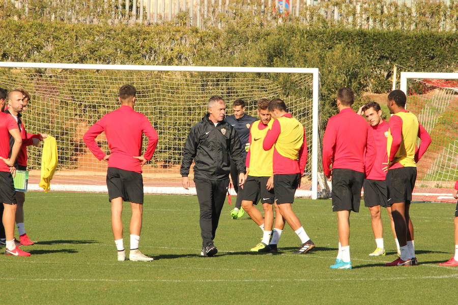 El Almería cruza los dedos con las lesiones; Hicham deja la sesión