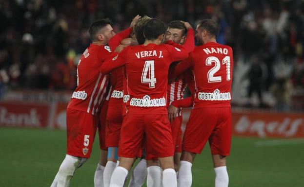 El Almería cree en la victoria y la logra