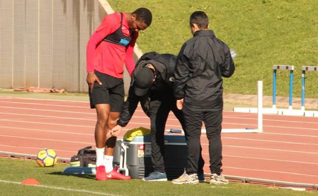 La UD Almería pierde al central Lucien Owona durante un mes