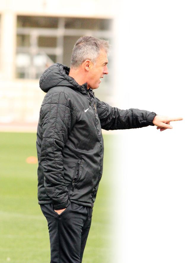 Lucas Alcaraz señala al frente, con el único objetivo de lograr la victoria, tan necesaria. /Juanjo Aguilera