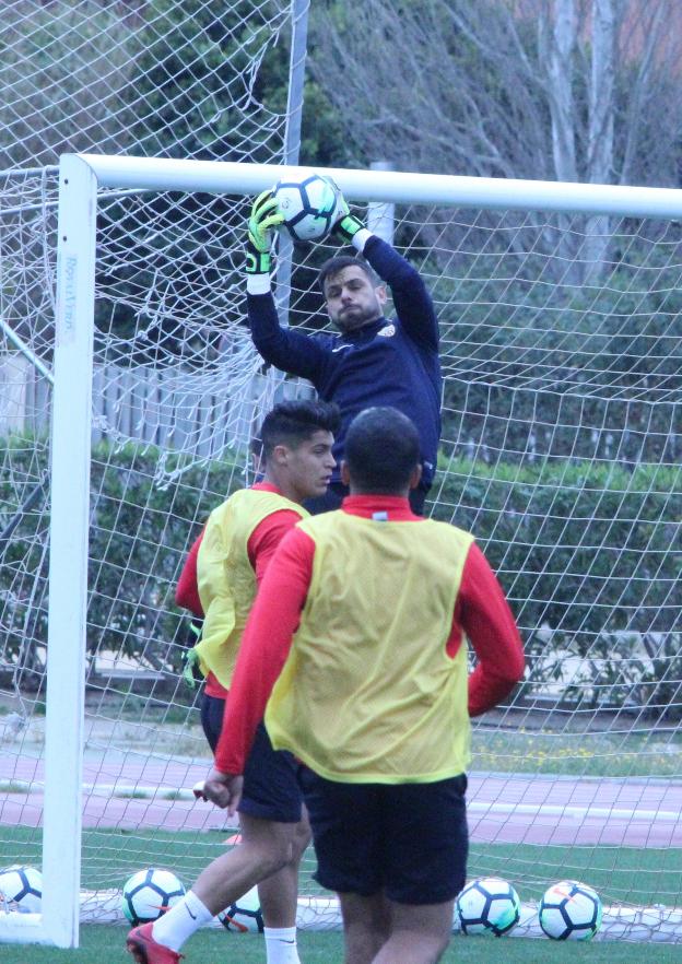 La puerta a cero. René Román ataja el balón, objetivo que si se consigue permitirá sumar./Juanjo Aguilera