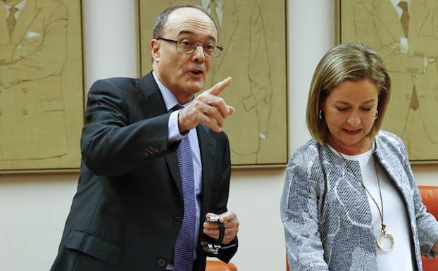 Linde (i), en el Congreso de los Diputados. /J. P. GANDUL