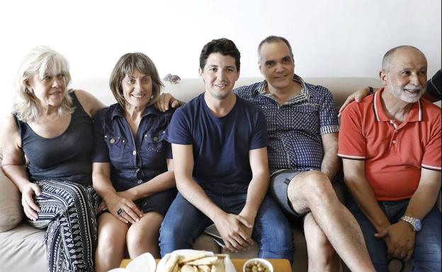 El coordinador de iniciativas públicas de Airbnb España, Sergio Vinay (centro), con varios 'anfitriones'. /EFE