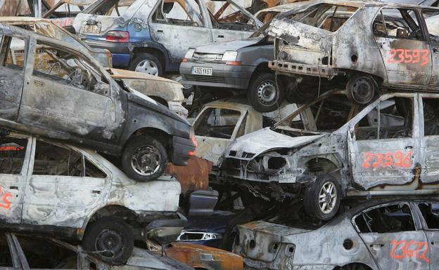 Coches quemados en incidentes vandálicos en 2005. /Christian Hartmann (Efe)