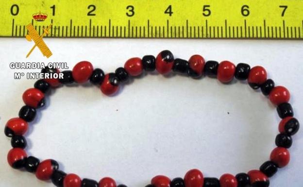 La Guardia Civil alerta de estas pulseras "mortales" que se venden en mercadillos