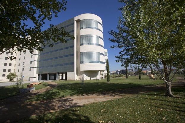 Fachada exterior de uno de los 'brazos' del hospital del PTS./ JOSE MARIA GONZÁLEZ MOLERO
