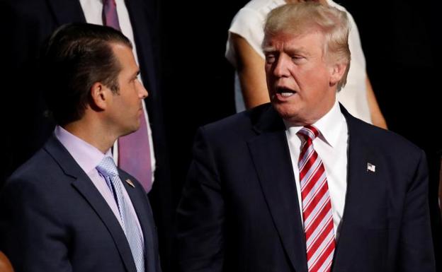 Donald Trump Jr. (izq.) y su padre./Reuters