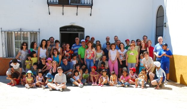 Foto de un día de convivencia hace años, cuando la mayoría de los niños eran de corta edad.