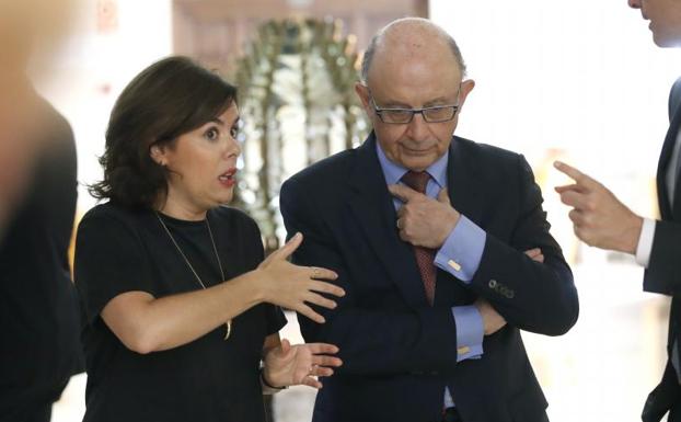 Soraya Sáenz de Santamaría, junto a Montoro./EFE