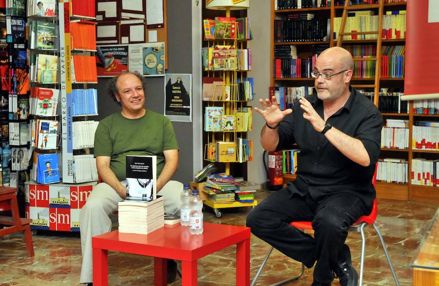 Jesús Tíscar durante la presentación de su libro 'La camarera que me escupía en los chupitos de whisky'