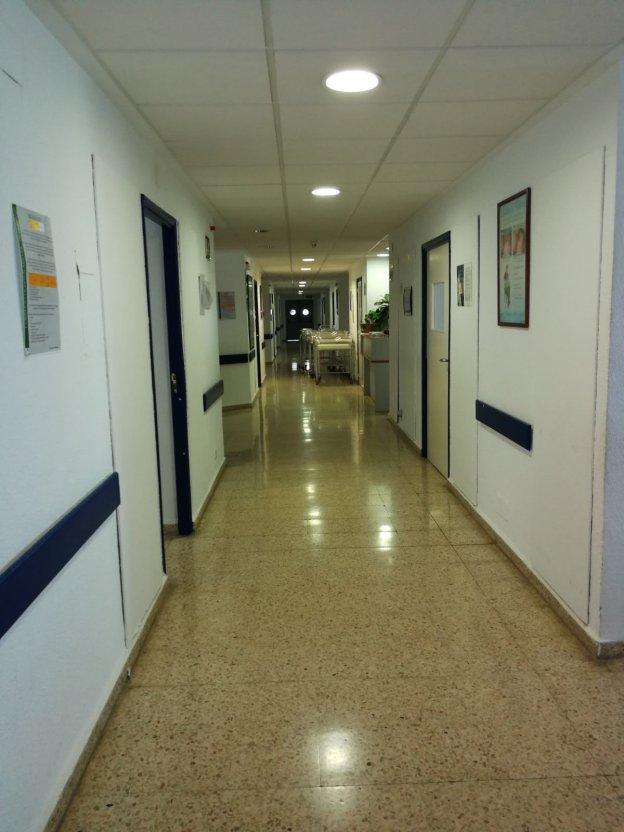 Estado de la novena planta del Materno-Infantil, vacía por «falta de personal», según pacientes./J. M.