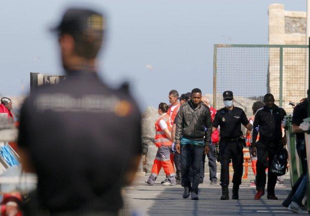 Agentes de la Policía Nacional recepcionan una patera.