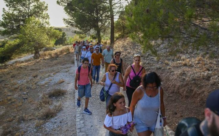 Dos centenares de personas homenajean a Lorca, el rector Salvador Vila y la 'boticaria roja'