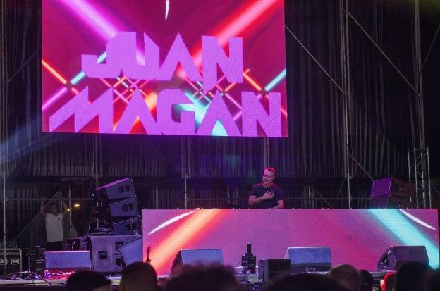 Arriba Juan Magán durante su actuación; al lado, el cantante DCS.