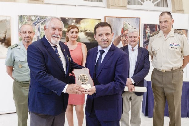 El presidente de la Hermandad entrega una metopa.
