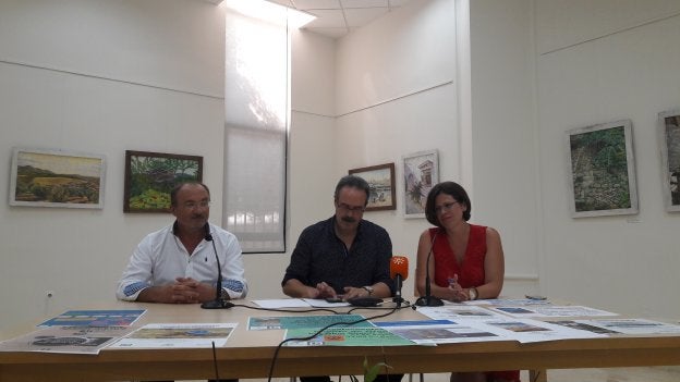 El pintor almeriense, el delegado de Cultura, Turismo y Deporte y la directora de la biblioteca.