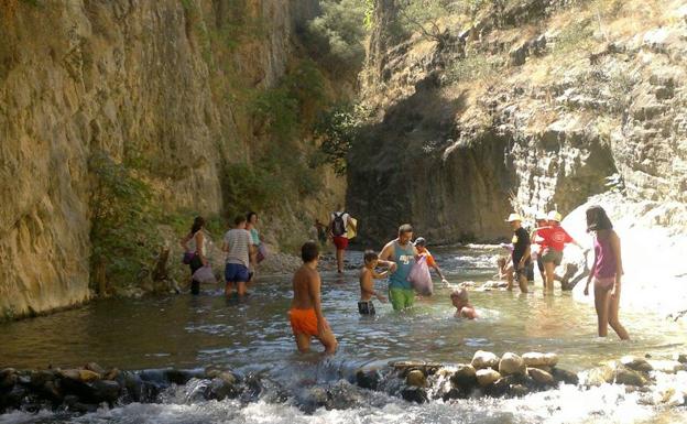 Participantes en la ruta reivindicativa, en Los Cañones del río Frío.