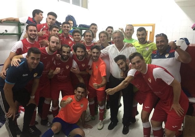 El Martos CD celebró de lo lindo una victoria en la que tuvo que remontar tras adelantarse por cero a dos.