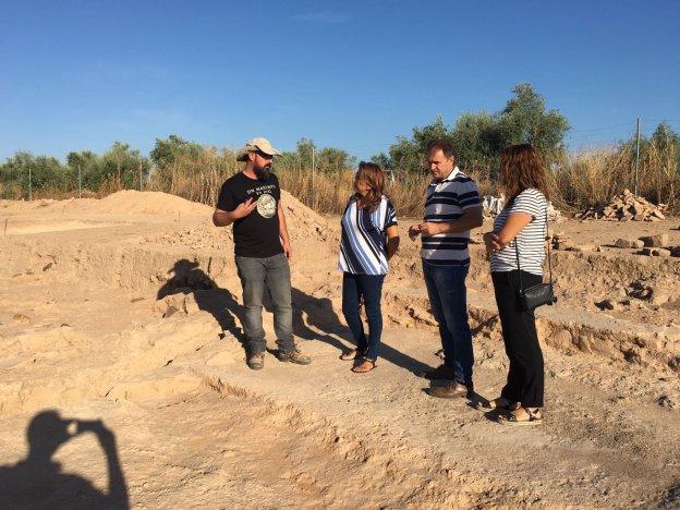La delegada de Cultura, Pilar Salazar (centro), visitó ayer los trabajos en la excavación.