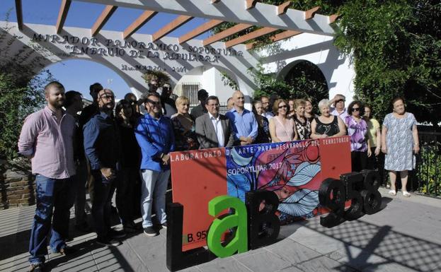 El presidente de la Diputación, autoridades del municipo y artistas residentes en la Alpujarra, durante la presentación del proyecto.