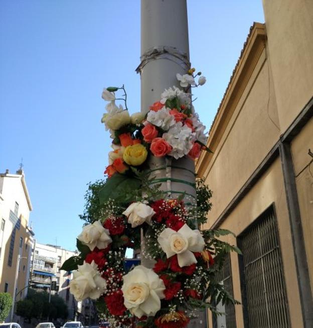 Flores junto al lugar del accidente un año después.