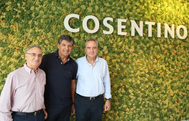 Eduardo Martínez-Cosentino, Toni Nadal, que habló sobre todo lo que rodea a Rafa Nadal, y Paco Cosentino.