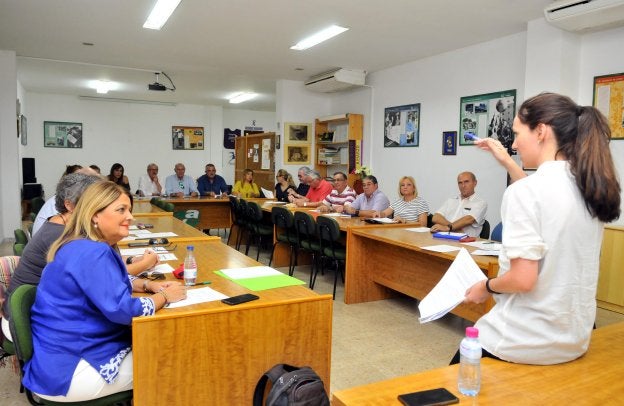 Reunión informativa, el pasado lunes por la tarde./ENRIQUE
