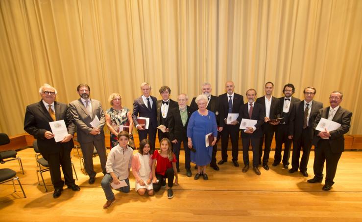 La Academia de Bellas Artes premia a cuatro generaciones comprometidas con Granada