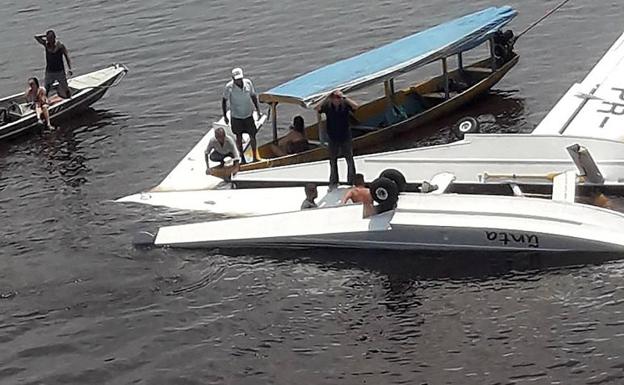 Varias embarcaciones rodean la avioneta accidentada. /Cortesía portal Marcos Santos (Efe).