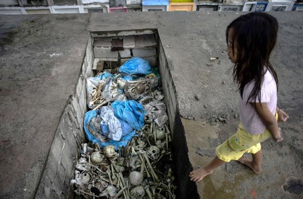La aterradora realidad de vivir entre muertos en un cementerio