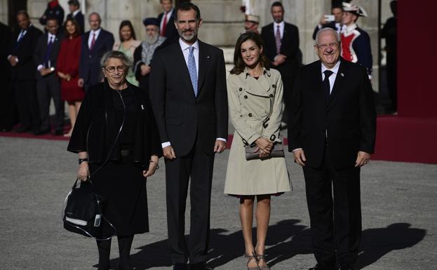 Los Reyes, con Reuvén Rivlin y su esposa./AFP