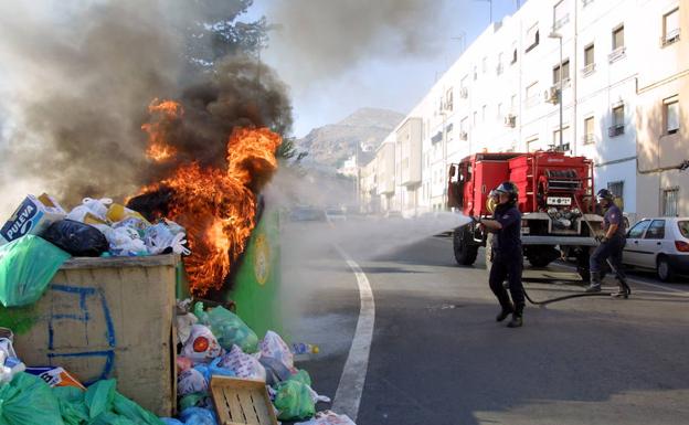 Contenedor ardiendo en una imagen de archivo./J. J. MULLOR