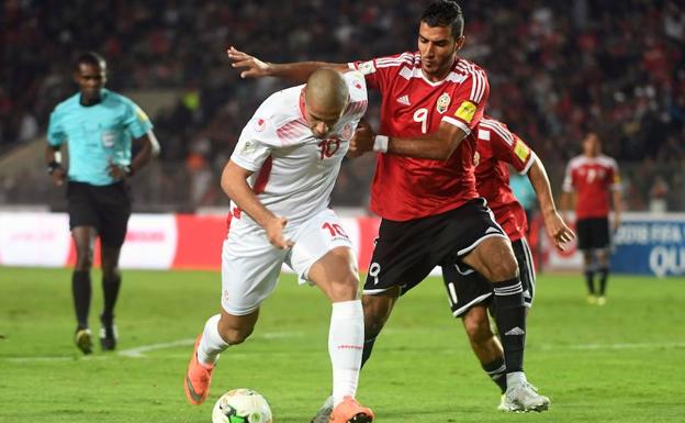 Wahbi Khazri (izquierda), disputa un balón ante Libia./AFP