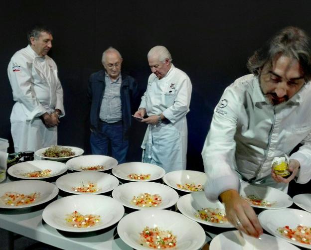 Tony García retoca su carpaccio mientras Antonio Gázquez, Juan Moreno y José Vique conversan./S.G.H.