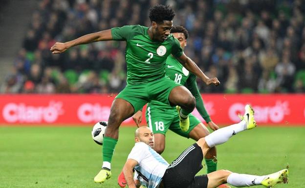 Ola Aina salta sobre Mascherano./AFP