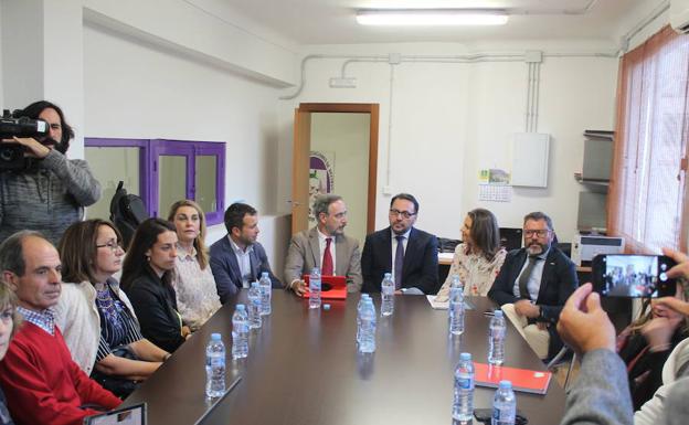 Un tranvía cada diez minutos y funcionando tres de los cinco trenes
