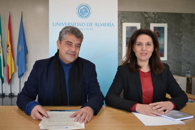 El rector de la UAL, Carmelo Rodríguez, y la presidenta del Consejo Social, Magdalena Cantero./IDEAL