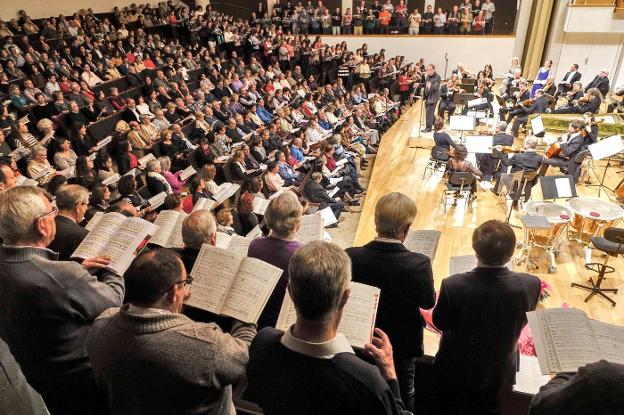 Daniel Reuss dirige a orquesta y coristas en la versión de 'El Mesías' de 2015./RAMÓN L. PÉREZ